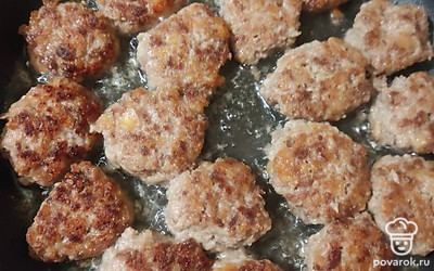 Из готового фарша слепить мини-котлеты и обжарить с обеих сторон по 2-3 минуты до корочки на сковороде в растительном масле. 