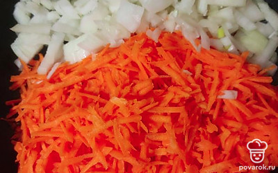 В том же масле обжарить лук и морковь. Добавить специи по вашему вкусу. 