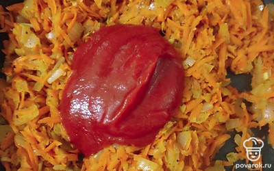 Добавить чеснок мелко рубленный и обжарить в течение 2 минут. Добавить томатную пасту и половину сливочного масла. 
Перемешать и потушить в течение 5 минут.