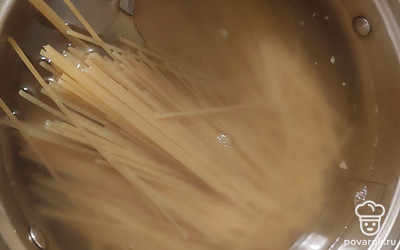 Для гарнира в кипящую чуть солёную воду положить спагетти и отварить. Время варки зависит от сорта пшеницы, из которой сделана паста (указано на упаковке). Промыть в холодной воде и добавить оставшееся сливочное масло.