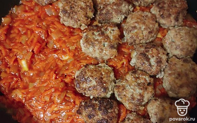 Выложить котлеты к поджарке и залить кипятком. Воды необходимо столько, сколько вы хотите жидкости в подливке. Можно добавить ложку муки для густоты. Тушить под закрытой крышкой минут 10 на медленном огне. Приятного аппетита. 