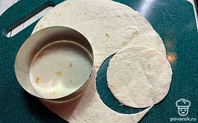 В это время кружкой или круглой формочкой вырежьте кружочки из тортильи примерно 10 см в диаметре.