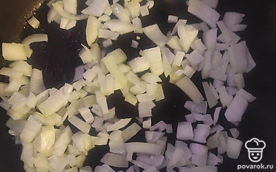 Лук обжариваем на разогретой с маслом сковороде, добавляем сахар и жарим до золотистой корочки.