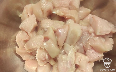 Курицу мелко нарезаем.