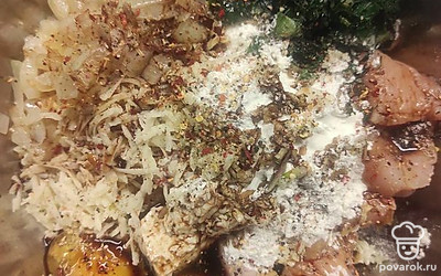 Добавляем оставшиеся специи и пожаренный ранее лук, взбиваем всё блендером до почти однородной массы.