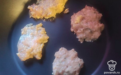 Мокрыми руками лепим котлетки и кладём на антипригарную сковороду. Жарим без масла по 5 минут с каждой стороны под крышкой.