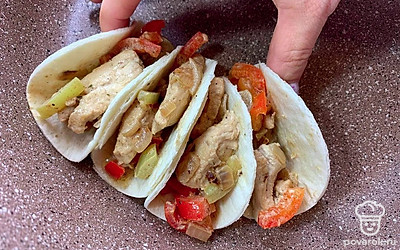 Выложите в центр каждого кружочка начинку и сложите его пополам. Начините таким образом все кружочки из тортильи и разложите их рядом друг с другом по кругу.