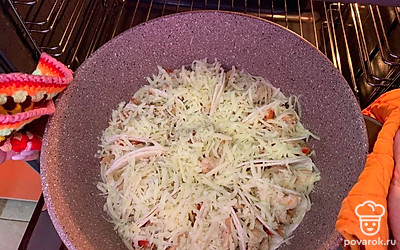 Затем посыпьте получившиеся тако натертым сыром и поставьте в разогретую до 180 градусов духовку на 10-15 минут, чтобы сыр растаял. Закуска готова!