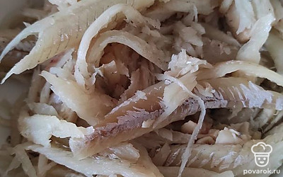 Возьмите рыбу (у меня навага), снимите кожу и отделите от косточек.