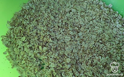 Хлопья овсяные мелкого помола залейте теплым молоком.