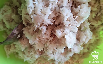 Филе рыбы перемелите в фарш с луком и добавьте к размоченным овсяным хлопьям.