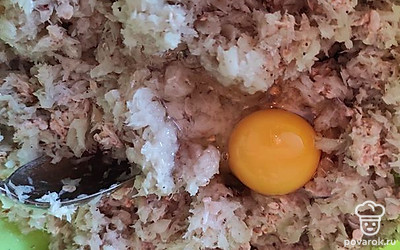 К фаршу с хлопьями добавьте яйцо, посолите, попросите и перемешайте.