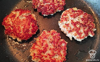 Мокрыми руками формируйте котлетки и обжарьте на сковороде с двух сторон.