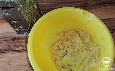 Тем временем натереть картошку на мелкой терке.