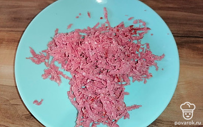 Колбасу можно мелко нарезать, а можно натереть на средней терке.