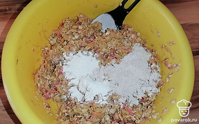 С картофеля слить жидкость. Смешать овсянку с картофелем, колбасой. Добавить муку, крахмал, соль и специи. Хорошо все перемешать. 