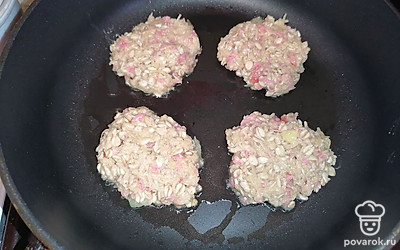 Выкладывать на разогретую и смазанную растительным маслом сковороду маленькими порциями. Обжаривать с 2 сторон несколько минут. 