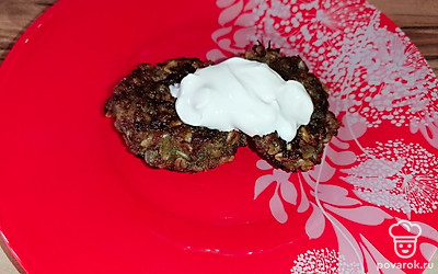 При подаче украсить сметаной. 