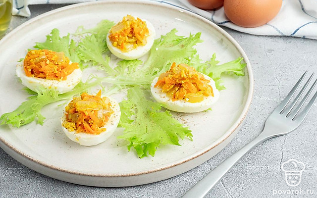 Яйца, фаршированные жареным луком и морковью — Рецепт с фото