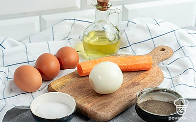 Яйца отварите. Почистите лук и морковь. Подготовьте остальные ингредиенты