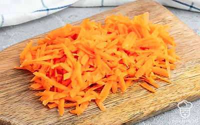 Морковь натрите на терке, лук мелко нарежьте, желтки мелко покрошите.