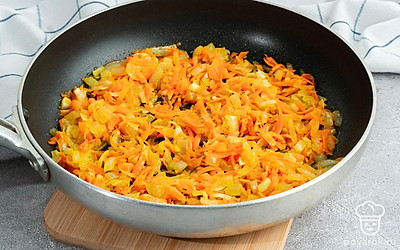 Лук и морковь обжарьте на сковороде.