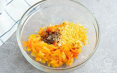 Смешайте в миске: лук,морковь,желтки,соль и перец.