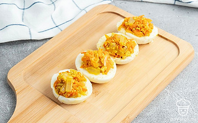 Разложите начинку в яйца.