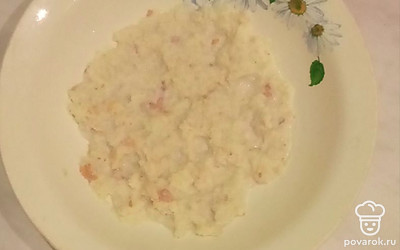 Немного подогреть молоко. К хлебу добавить подогретое молоко, перемешать. 