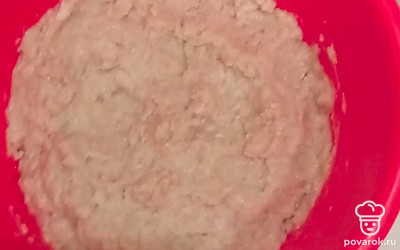 К фаршу добавить одно среднее яйцо и полученную массу из хлеба. Перемешать. 