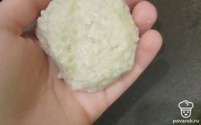 Из полученной массы сформировать шарики. 