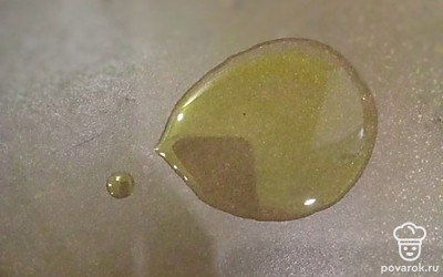 Разогреть сковороду и добавить небольшое количество масла (подсолнечного или оливкового по желанию). 