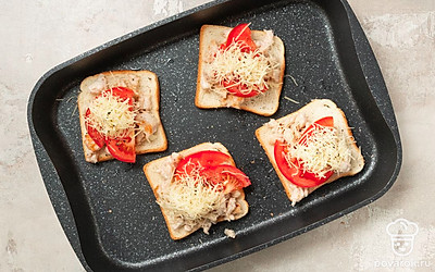 Выпеките тосты с фаршем. На противень постелите бумагу для выпекания и выложите ломтики хлеба. Каждый ломтик смажьте куриным фаршем, сверху положите кружочек помидора и тертый сыр. Отправьте в духовку на 10-15 минут. Готовым тостам дайте немного остыть.