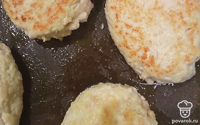 Выложить на сковороду котлеты и обжарить с двух сторон до золотистой корочки. После того, как котлеты обретут золотую корочку, добавить небольшое количество воды, накрыть крышкой и томить до полного приготовления. 