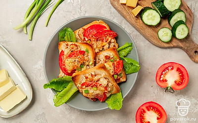 Тост с куриным фаршем перед подачей украсьте свежей зеленью.