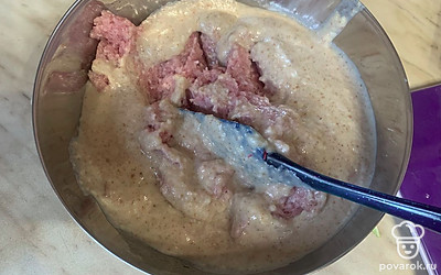 В фарш добавляем протертый лук с хлебом.