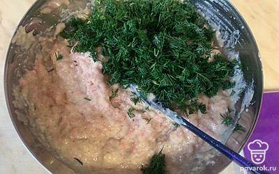 Добавляем соль и мелконарезанный укроп.