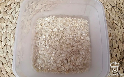 Геркулесовые хлопья заливаем кипятком и оставляем на 5-10 минут. 