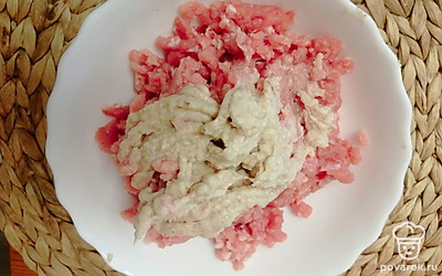 Геркулесовые хлопья пропускаем через мясорубку и добавляем к фаршу. 
