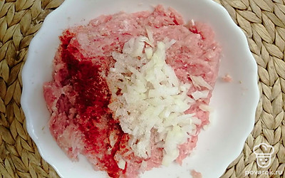 Добавляем мелко нарезанный лук, соль и специи по вкусу. Хорошо перемешиваем. 