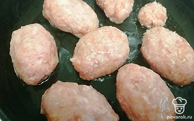 Формируем котлеты и выкладываем на сковороду. Тушим под крышкой 20-30 минут. 