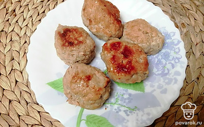 Готовые котлеты выкладываем на тарелку. 