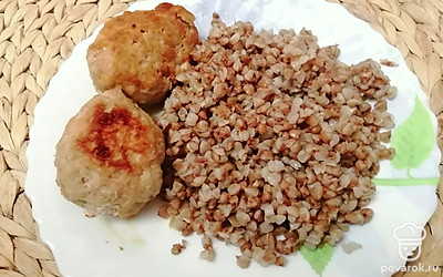 Мясные котлеты с геркулесом подаём порционно с любимым гарниром. Приятного аппетита! 