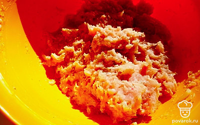 Приготовьте основу для котлет: смешайте куриный фарш, белый батон, сливки, измельчённый и поджаренный на сковороде лук, соль и молотый перец.