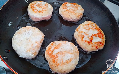 Сформируйте котлеты и отправьте их на разогретую сковороду с небольшим количеством растительного масла. Обжарьте по пару минут с двух сторон.