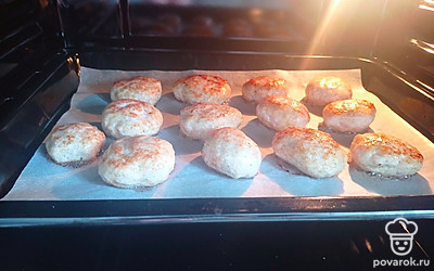 Выложите котлеты на противень и отправьте в разогретую до 180 градусов духовку.
Котлеты будут готовы в тот момент, когда из них начнет выделяться прозрачный сок. 