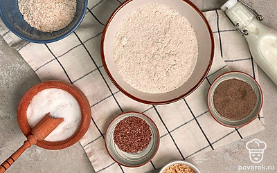 Подготовьте продукты для быстрого багета. Семена льна измельчите в кофемолке.