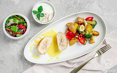 Котлеты из филе индейки с луком-шалот дополните отварным картофелем.