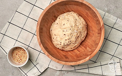 Сделайте тесто. В миску разбейте яйца. Влейте масло, всыпьте соль и специи. Взбейте венчиком. Влейте кефир. Перемешайте. Семена льна смешайте с половиной муки, отрубями и содой. Соедините яично-кефирную смесь с сухими продуктами. Всыпьте оставшуюся муку, замесите тесто. Оно должно липнуть к рукам.