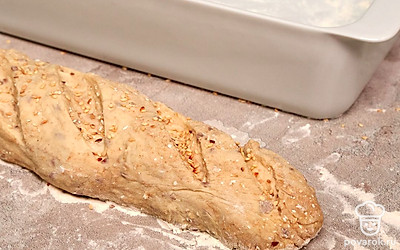 Приготовьте быстрый багет. При помощи мокрых рук сформируйте багет. Сверху сделайте диагональные надрезы ножом. Посыпьте кунжутом. Запекайте при 180 градусах 40 минут.